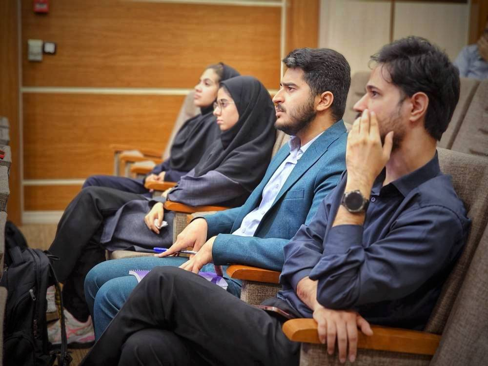 یادگیری و مشارکت در کارگاه‌های آموزشی